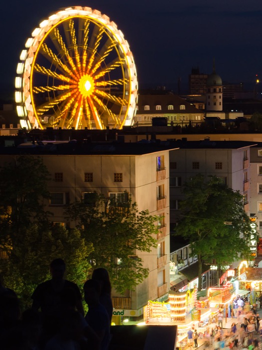 Das Heinerfest in Darmstadt bei Nacht mit leuchtendem Riesenrad